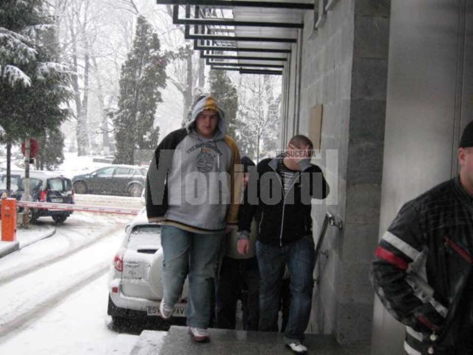 Ieri după-amiază, cu cătușe la mâini, cei doi tineri au fost duși de polițiști la Parchetul de pe lângă Judecătoria Suceava