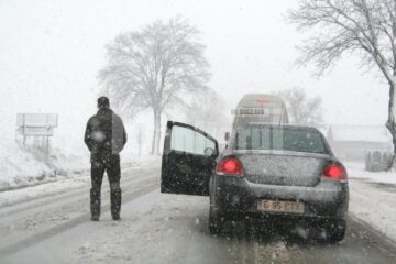 S-a întors iarna: Haos în județ după o jumătate de zi de ninsori abundente