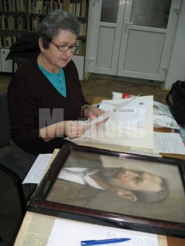 Elena Ienache și portretul donat Bibliotecii Bucovinei „I.G. Sbiera”