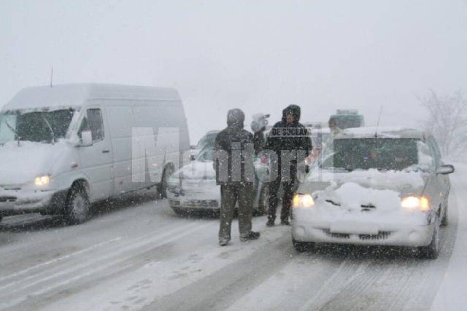 Ninsorile abundente din cursul zilei de joi, 12 februarie a.c., au creat probleme pe majoritatea drumurilor din județul Suceava Ninsorile abundente din cursul zilei de joi, 12 februarie a.c., au creat probleme pe majoritatea drumurilor din județul Suceava