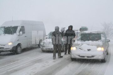 Ninsorile abundente din cursul zilei de joi, 12 februarie a.c., au creat probleme pe majoritatea drumurilor din județul Suceava