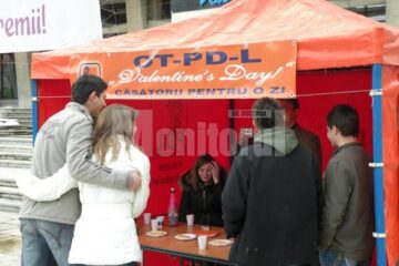 Cortul în care tinerii PD-L-iști au oficiat “căsătorii de o zi”