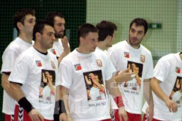 Handbaliștii Universității au ieșit la încălzire îmbrăcați în tricouri imprimate pe ambele părți cu fotografii ale lui Marian Cozma