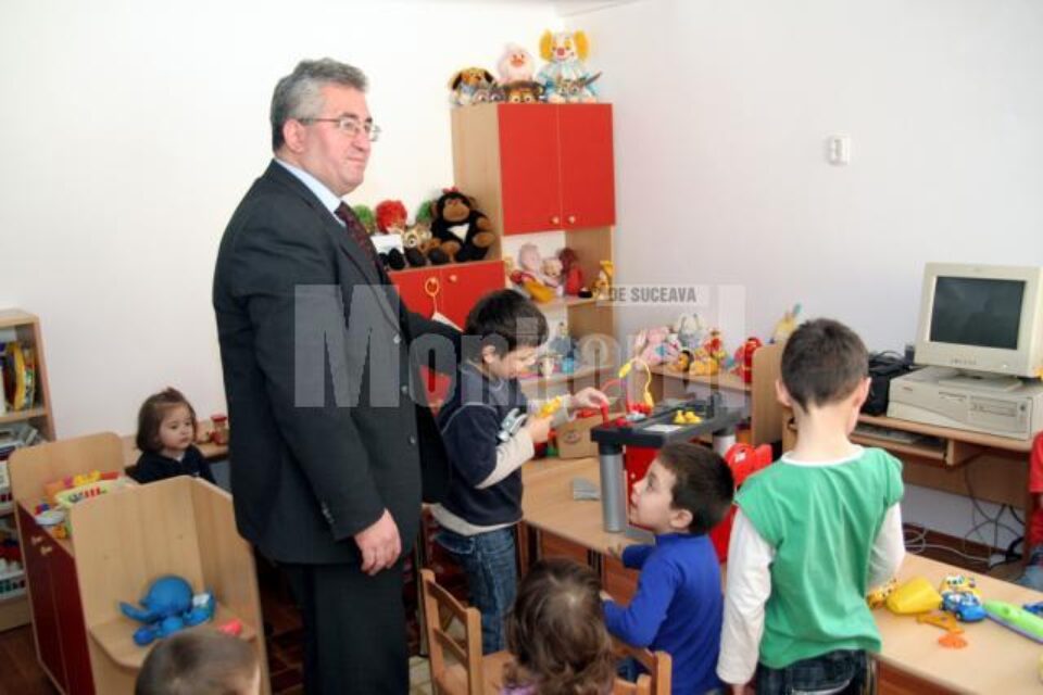 Ion Lungu la inaugurarea primei grădinițe din cartierul Obcini Ion Lungu la inaugurarea primei grădinițe din cartierul Obcini