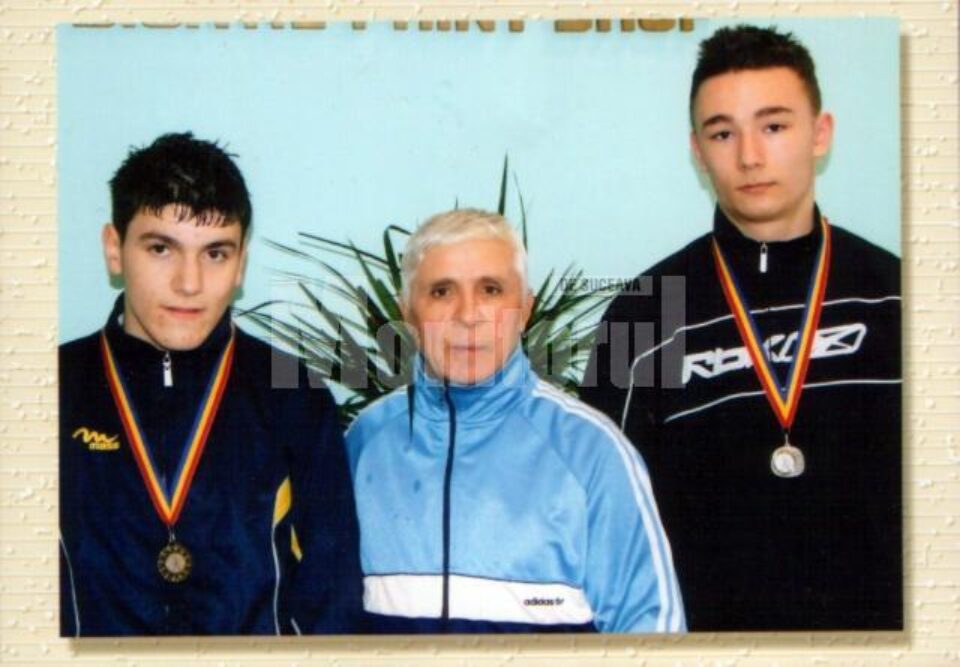 Antrenorul Chiriac, încadrat de cei doi sportivi medaliați