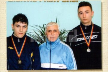 Antrenorul Chiriac, încadrat de cei doi sportivi medaliați
