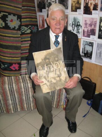 Nonagenarul George Ungureanu cu fotografia familiei din anul 1904