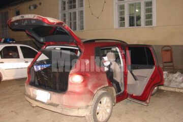 La Burdujeni: 11 saci cu țigări de contrabandă, găsiți în mașina unui botoșănean