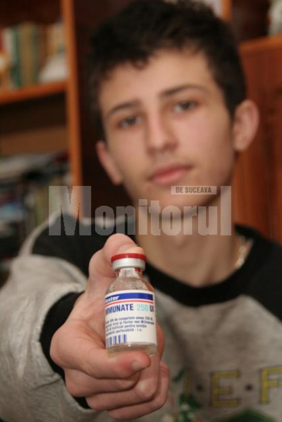 Boală rară: La 16 ani, un adolescent riscă să ajungă în scaun cu rotile