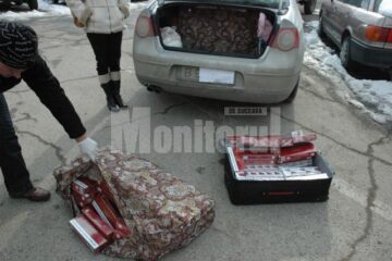 Țigările de contrabanda, depistate în mașina femeii din Constanța