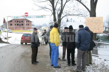Anunțul că vor fi chemați la poliție pare să-i fi solidarizat și mai mult pe sătenii din Marginea