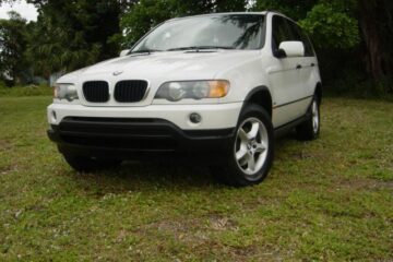 Un astfel de autoturism a fost furat, în noaptea de joi spre vineri, din curtea din spatele Poliției municipiului Vatra Dornei