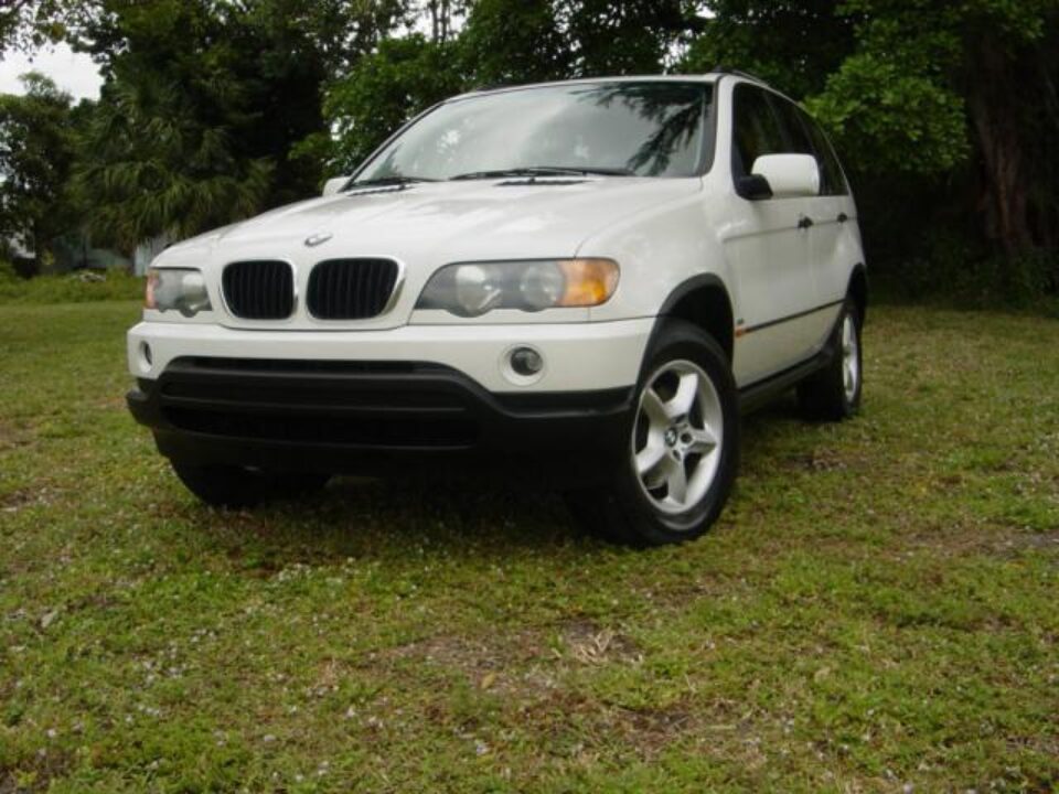 Un astfel de autoturism a fost furat, în noaptea de joi spre vineri, din curtea din spatele Poliției municipiului Vatra Dornei