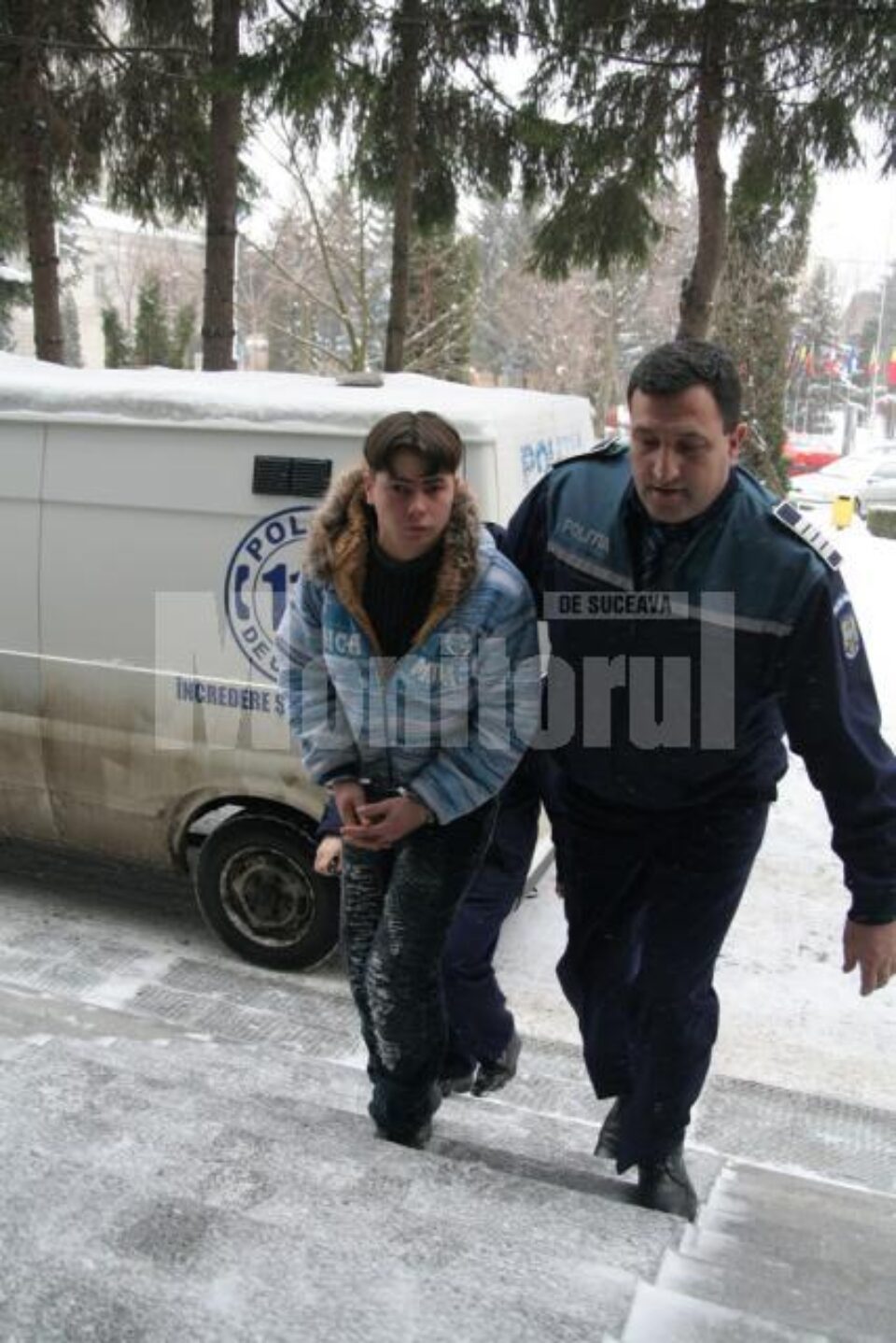 Ieri după-amiază, Ilie Daniel Eminovici a fost dus în fața procurorilor și mai apoi a judecătorilor, cu propunere de arestare preventivă