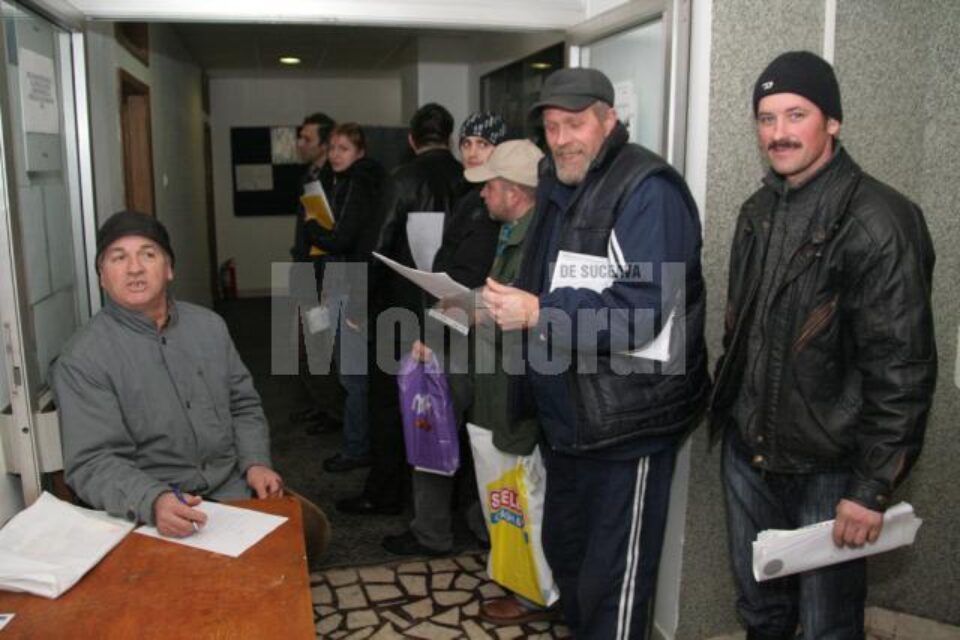 Din prima zi: Sute de suceveni s-au înghesuit să-și depună dosarele pentru plata taxei de poluare