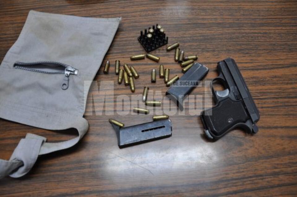 Rădăuți: Amenințată cu pistolul în scara blocului