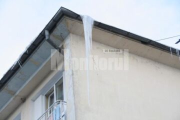 La înălțime: Intervenție a pompierilor pentru îndepărtarea țurțurilor de gheață periculoși