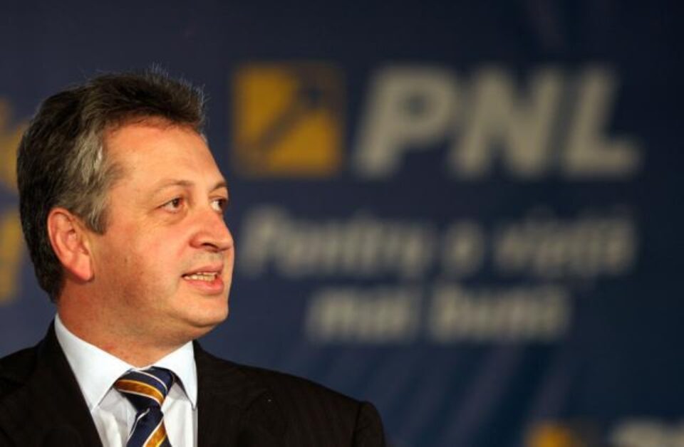 Relu Fenechiu: „Dușmanii PNL nu sunt aici, în sală, ci afară”. Foto: MEDIAFAX