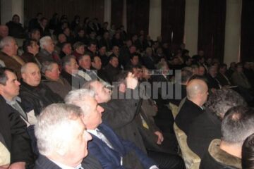 Cei din sală au cerut insistent ca delegația lor la congresul PNL să aibă mandat pentru votarea unui candidat stabilit de acasă