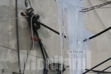 În mod normal de îndepărtarea țurțurilor se ocupă locatarii, împreună cu asociațiile de proprietari