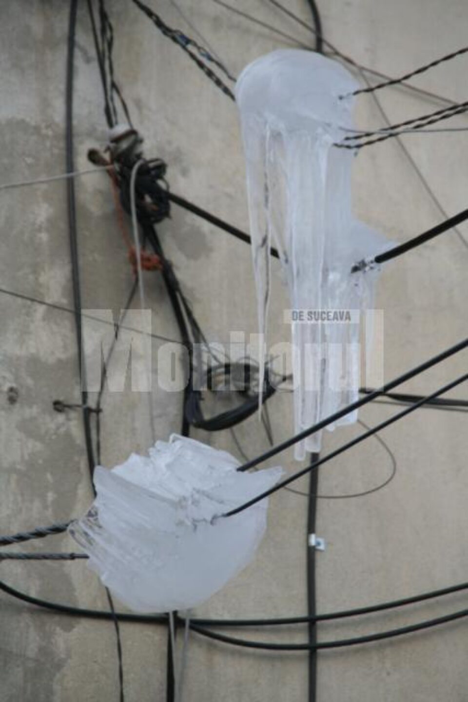 În mod normal de îndepărtarea țurțurilor se ocupă locatarii, împreună cu asociațiile de proprietari În mod normal de îndepărtarea țurțurilor se ocupă locatarii, împreună cu asociațiile de proprietari