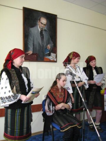 Pe scenă, sub portretul lui Taras Șevcenko