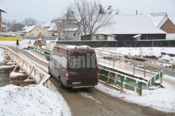 Deși nu aveau nici o autorizație, mărginenii au strâns bani (circa 30.000 de lei) și au ridicat podul într-o singură zi, circulația rutieră fiind reluată prin zonă
