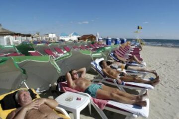 Doar angajații firmelor cu profit pot primi tichete de vacanță. Foto: allOver Photo