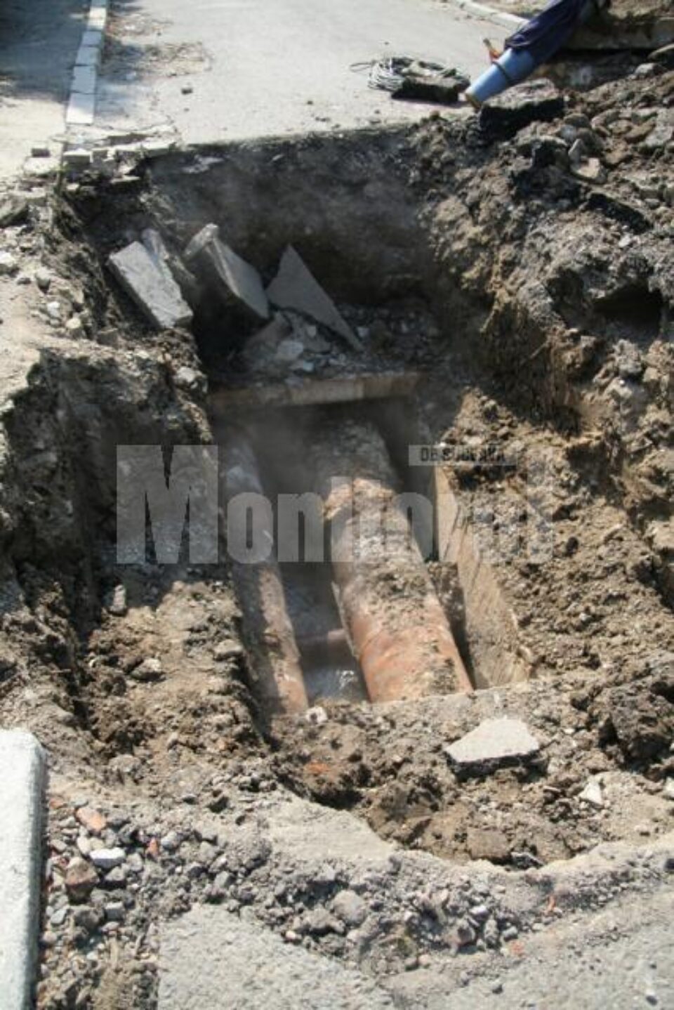 Pe magistrala II de termoficare a apărut, ieri, o nouă avarie Pe magistrala II de termoficare a apărut, ieri, o nouă avarie