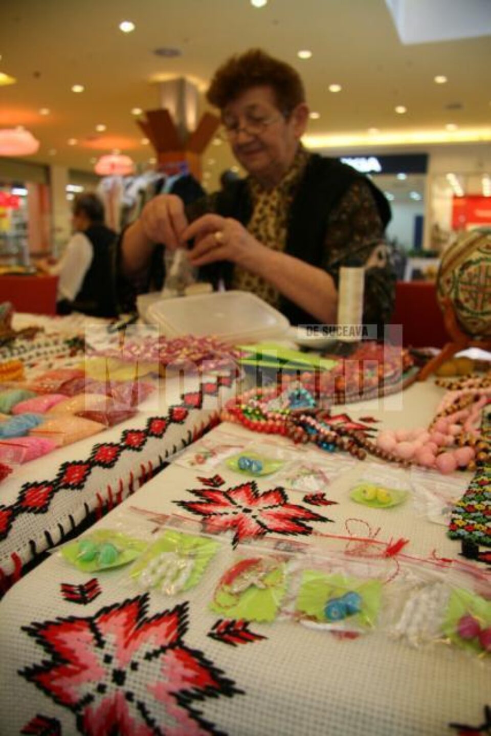 Mărțișoare din mărgele minuscule