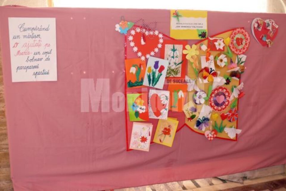Fălticeni: Expoziție de felicitări create de copii pentru a ajuta o fetiță bolnavă