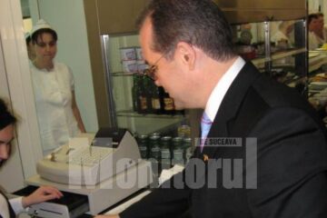 Alături de studenți: Emil Boc a mâncat la „împinge tava”