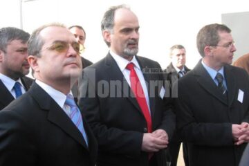 Pentru posteritate: Boc și Blaga și-au lăsat amprentele la fabrica Egger