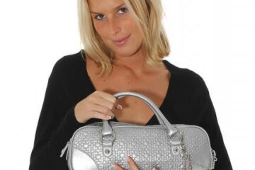 Geanta reprezintă un accesoriu șic. Foto: FashionShopping