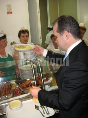 Alături de studenți: Emil Boc a mâncat la „împinge tava”