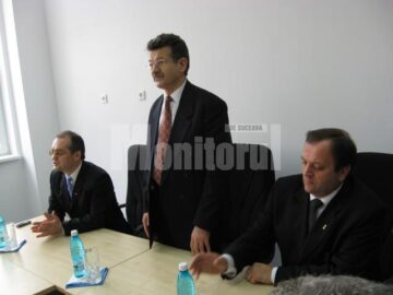 Alături de studenți: Emil Boc a mâncat la „împinge tava”