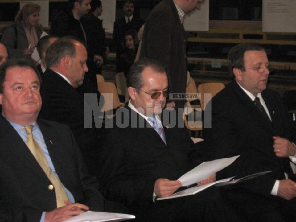 Pentru posteritate: Boc și Blaga și-au lăsat amprentele la fabrica Egger