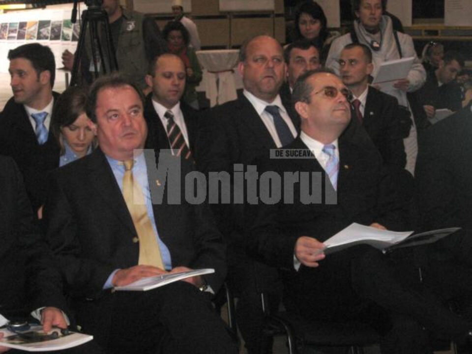 Pentru posteritate: Boc și Blaga și-au lăsat amprentele la fabrica Egger