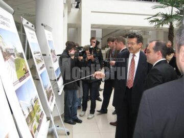 Alături de studenți: Emil Boc a mâncat la „împinge tava”