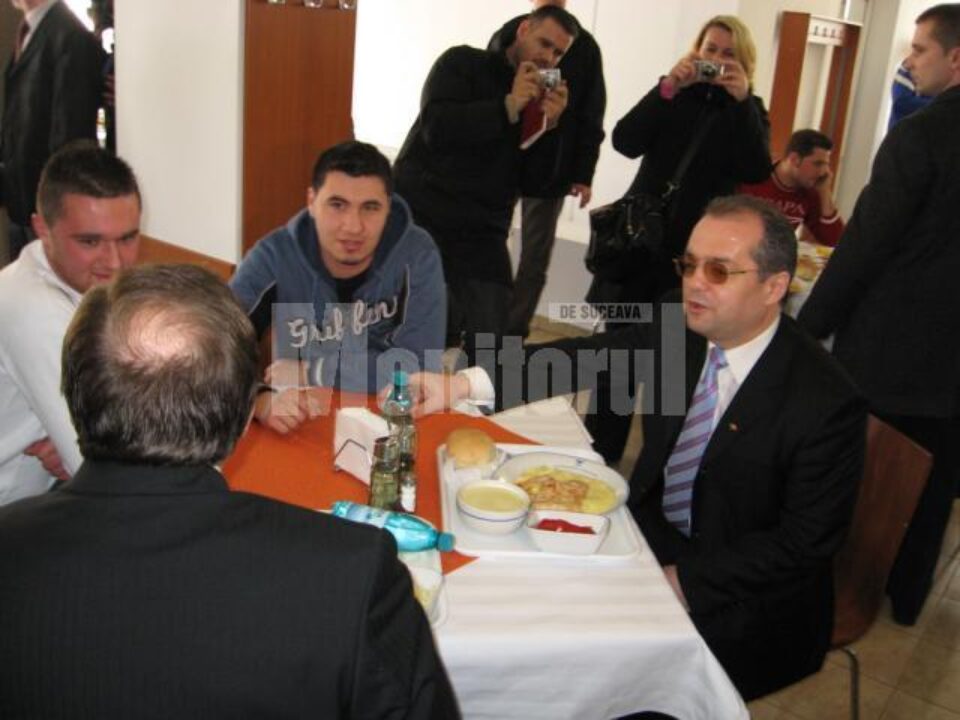 Emil Boc a mâncat la masă cu doi studenți si cu Gheorghe Flutur