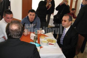 Emil Boc a mâncat la masă cu doi studenți si cu Gheorghe Flutur