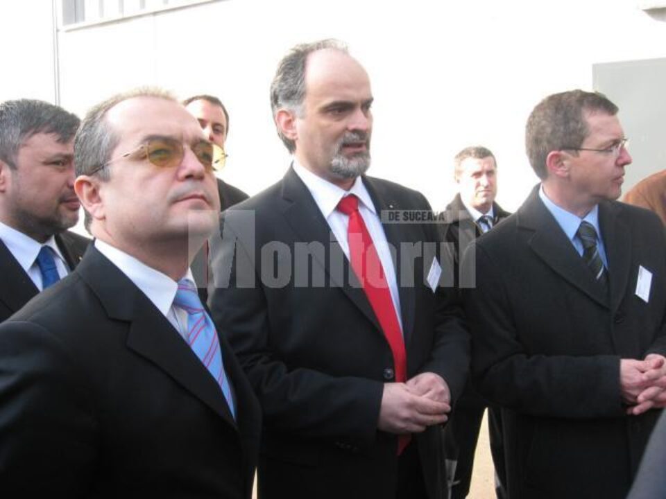 Premierul Emil Boc, la fabrica Egger de plăci aglomerate, de la Rădăuți Premierul Emil Boc, la fabrica Egger de plăci aglomerate, de la Rădăuți