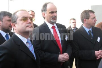 Premierul Emil Boc, la fabrica Egger de plăci aglomerate, de la Rădăuți