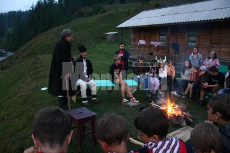 Cercetașii, cu mic cu mare, ascultând povești în tabăra de la Vatra Moldoviței