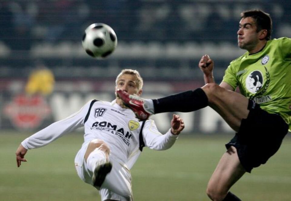 Mihai Roman (s), de la FC Brasov, se lupta pentru balon cu _Valeriu Bordeianu (D), de la Unirea Urziceni. Foto: MEDIAFAX