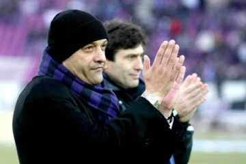 Gabi Balint (S), antrenorul principal al echipei FC Timișoara, alături de secundul Iosif Rotariu salută suporterii. Foto: MEDIAFAX