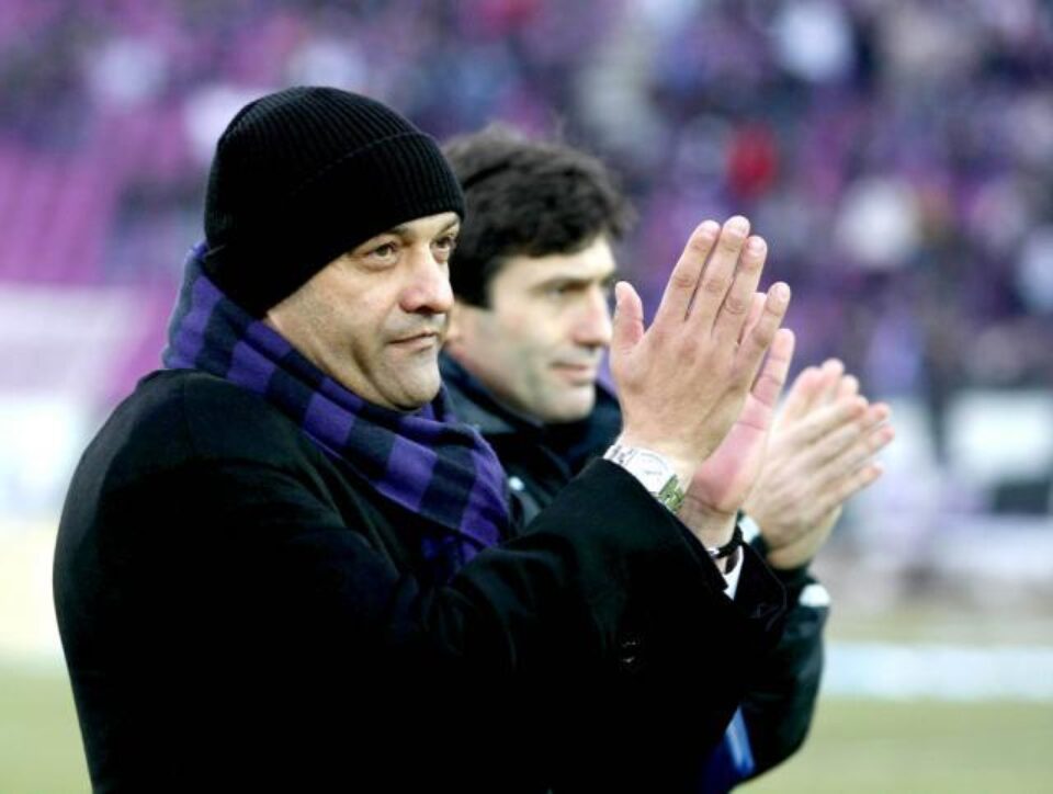 Gabi Balint (S), antrenorul principal al echipei FC Timișoara, alături de secundul Iosif Rotariu salută suporterii. Foto: MEDIAFAX