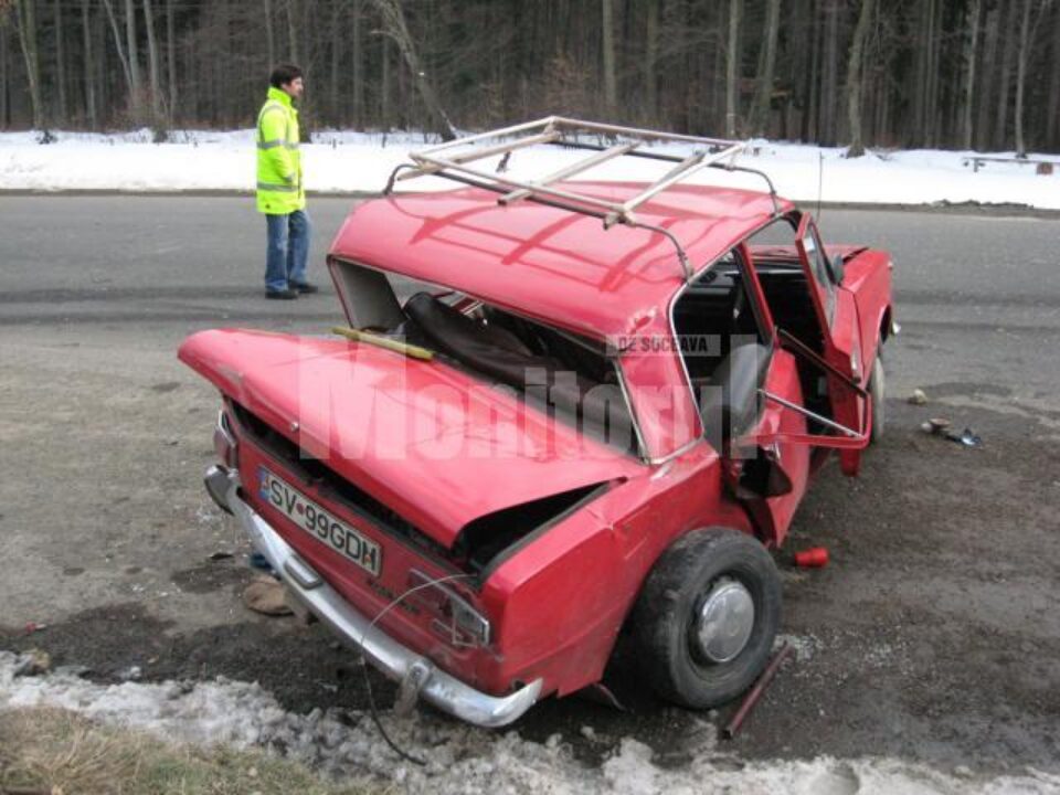 Autoturismul Lada, transformat intr-un morman de fiare contorsionate Autoturismul Lada, transformat intr-un morman de fiare contorsionate