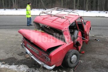 Autoturismul Lada, transformat intr-un morman de fiare contorsionate