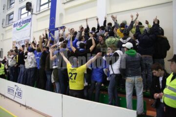 Spectacolul din teren a fost umbrit de mai multe ori de scandările sau gesturile tendențioase ale galeriei băcăuane